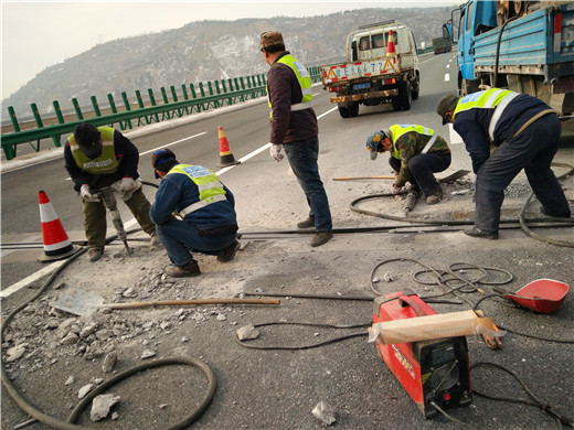 渭南管理所連夜搶修轄區(qū)道路橋梁伸縮縫病害
